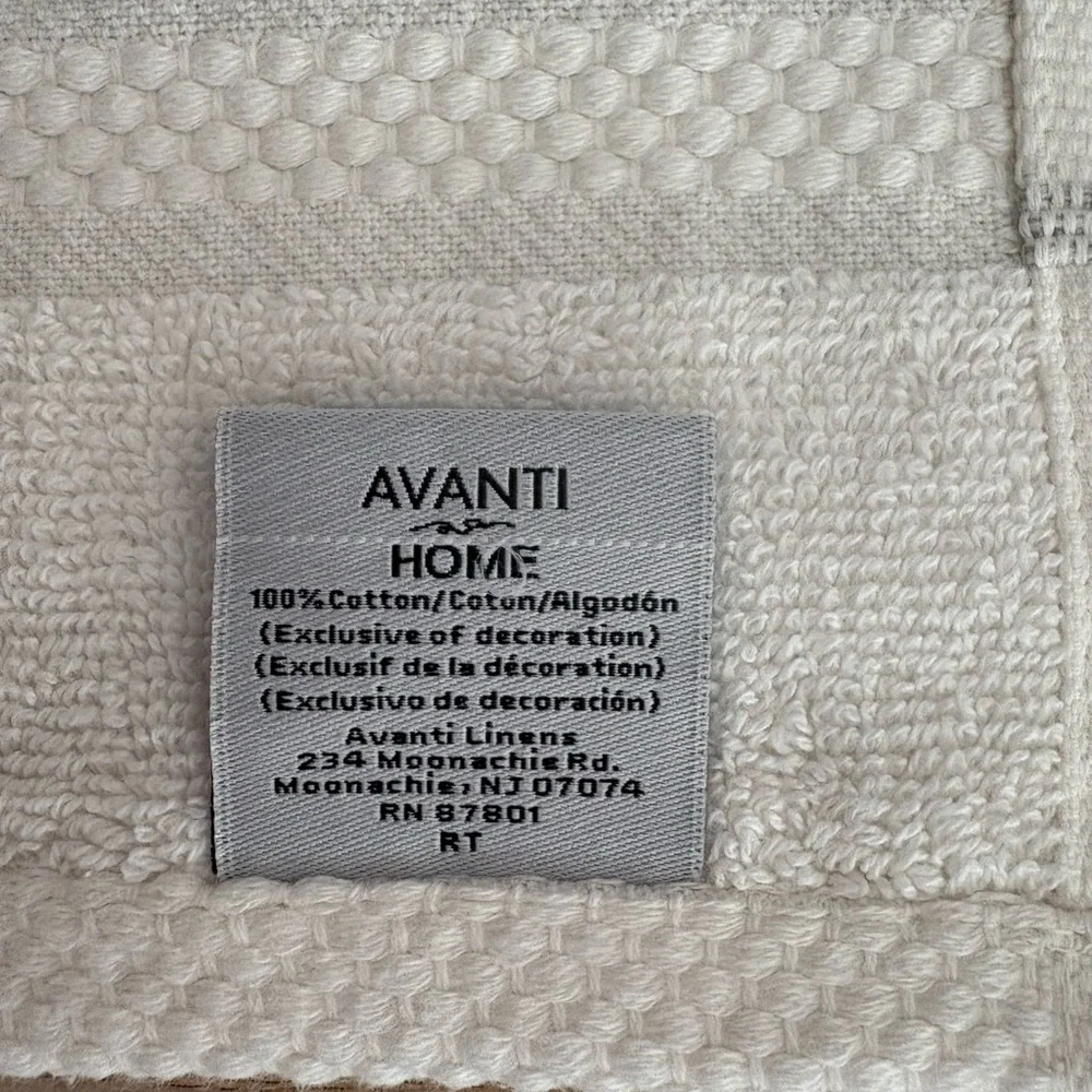 NWT Avanti Cream Finger Tip Towels w/ Bird Design. 3 come with this set.